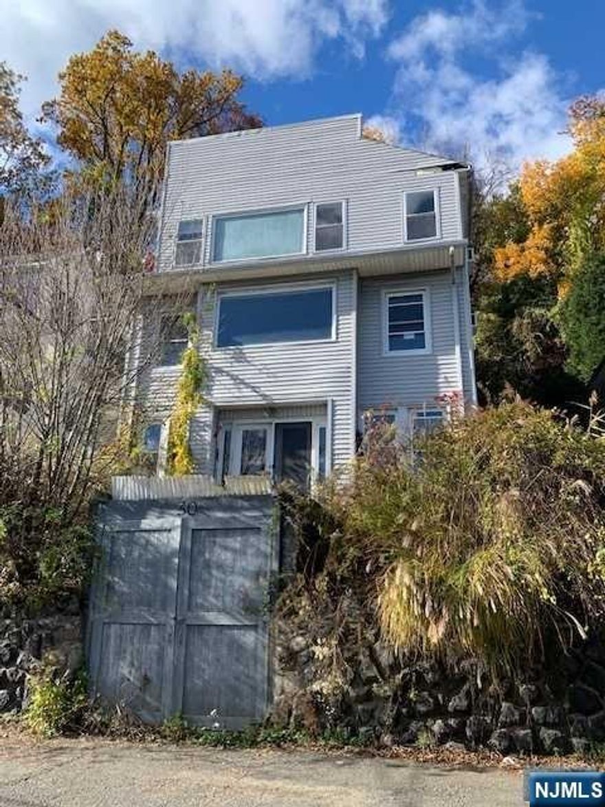 Awesome project opportunity in Edgewater with NYC Skyline Views Needs full renovation and is being sold as-is. Great potential, fantastic location.