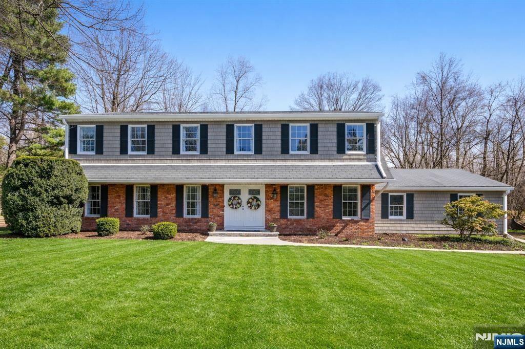 Photo of 11 Osborne Court, Mahwah, NJ 07430 (MLS # 26001876)