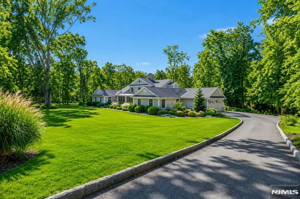 Photo of 5 Winding Way, Saddle River, NJ 07458 (MLS # 26025230)