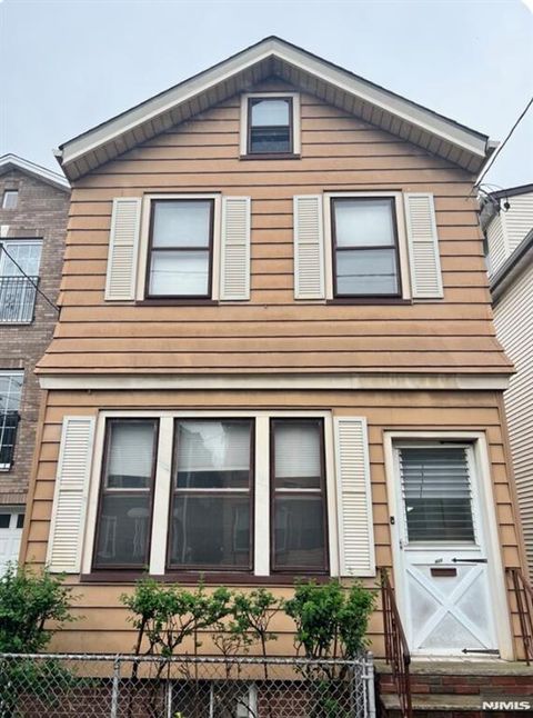 MLS: 25003886