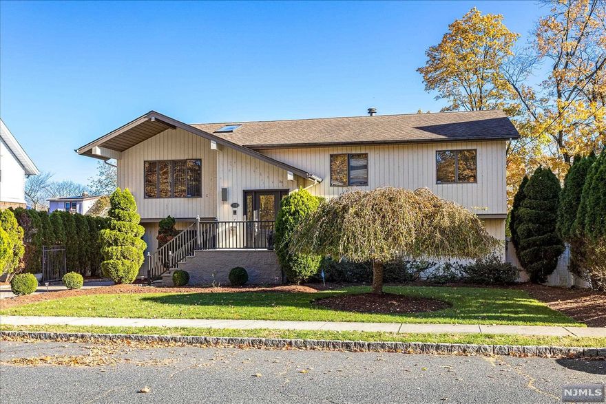 GORGEOUS CUSTOM BUILT BI-LEVEL HOME FEATURES 5 BRS, 3 FBS, LR W/VAULTED CEILING & SKYLIGHTS, FDR, MEIK W/SKYLIGHTS & HUGE DECK. GROUND FL FEATURES FAM RM, BR, FB, HOME THEATER/6TH BR, PATIO, UBOVE GROUND POOL, CENTRAL A/C ON TOP FLOOR, 4-ZONE HEAT, 3-CAR GARAGE, CEDAR EXTERIOR, X-LARGE LANDSCAPED PROPERTY. A BEAUTIFULL HOME! ALL NEGOTIATIONS THRU LB. OFFERS MUST BE IN CONTRACT FORM WITH PREQUAL