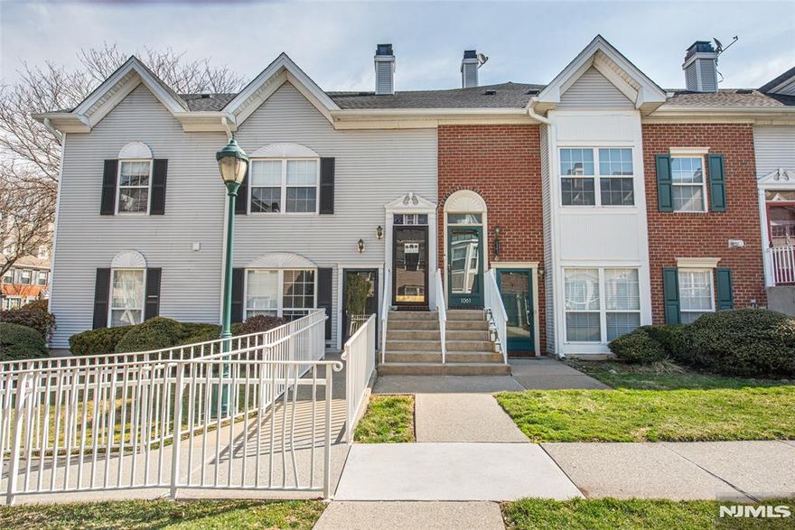 Lovely 2 bedroom 2 Bath End Unit on the 2nd floor in Franklin Crossing. Very nice open floor plan that includeds Living room, Dining area and Kitchen primary bedroom with Full bath and large closet and a nice size 2nd bedroom. Special features of Franklin crossings include : Inground Pool,Tennis courts,Playground and outside maintance all located near shopping and major highways. A rare opportunity to live in such a great Community.