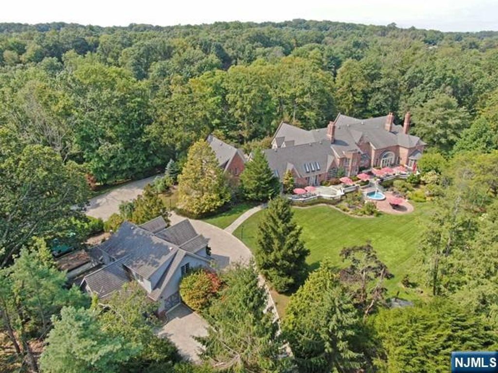 Photo of 1055 High Mountain Road, Franklin Lakes, NJ 07417 (MLS # 25029527)