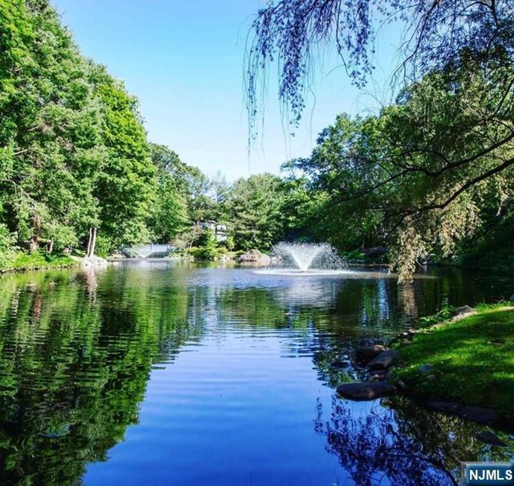 Photo of 1055 High Mountain Road, Franklin Lakes, NJ 07417 (MLS # 25029527)