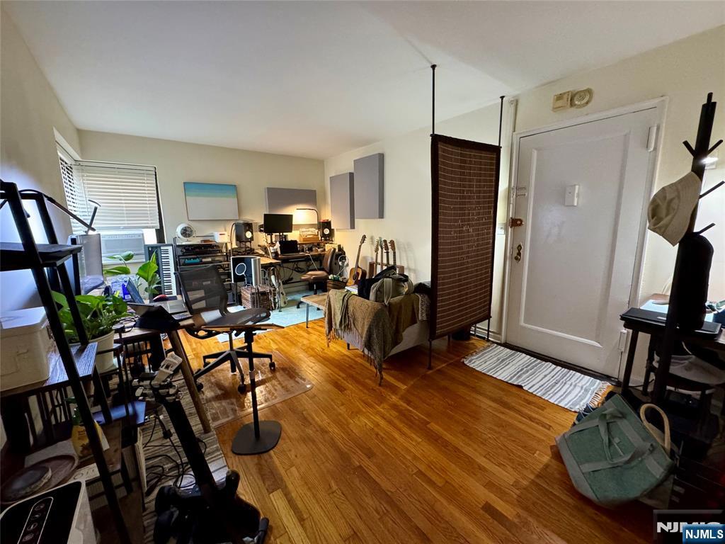 2337 Hudson Terrace B10