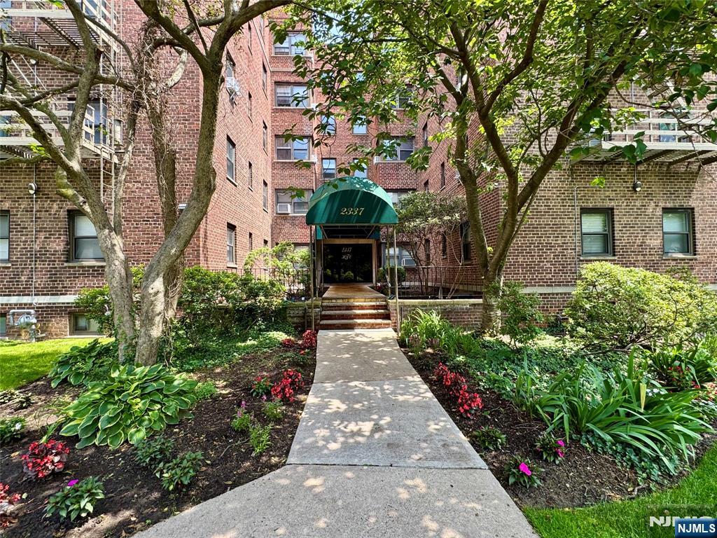 2337 Hudson Terrace B10