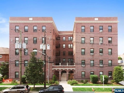 Photo of 855 Broad AVE #B2, Ridgefield, NJ 07657 (MLS # 26029696)