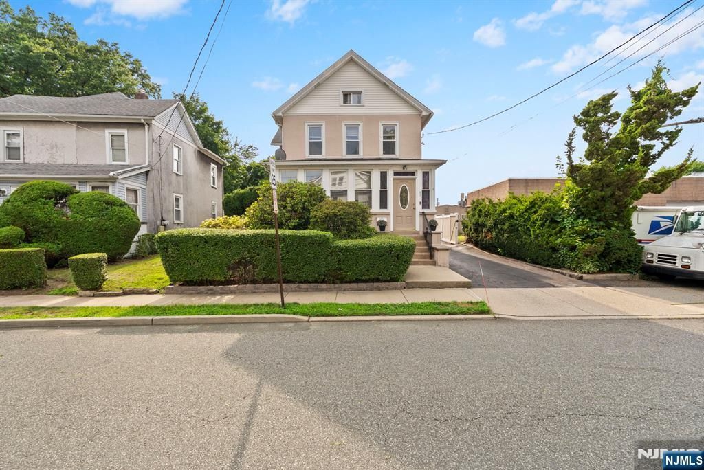 Photo of 32 Walter Hammond Place, Waldwick, NJ 07463 (MLS # 25024618)