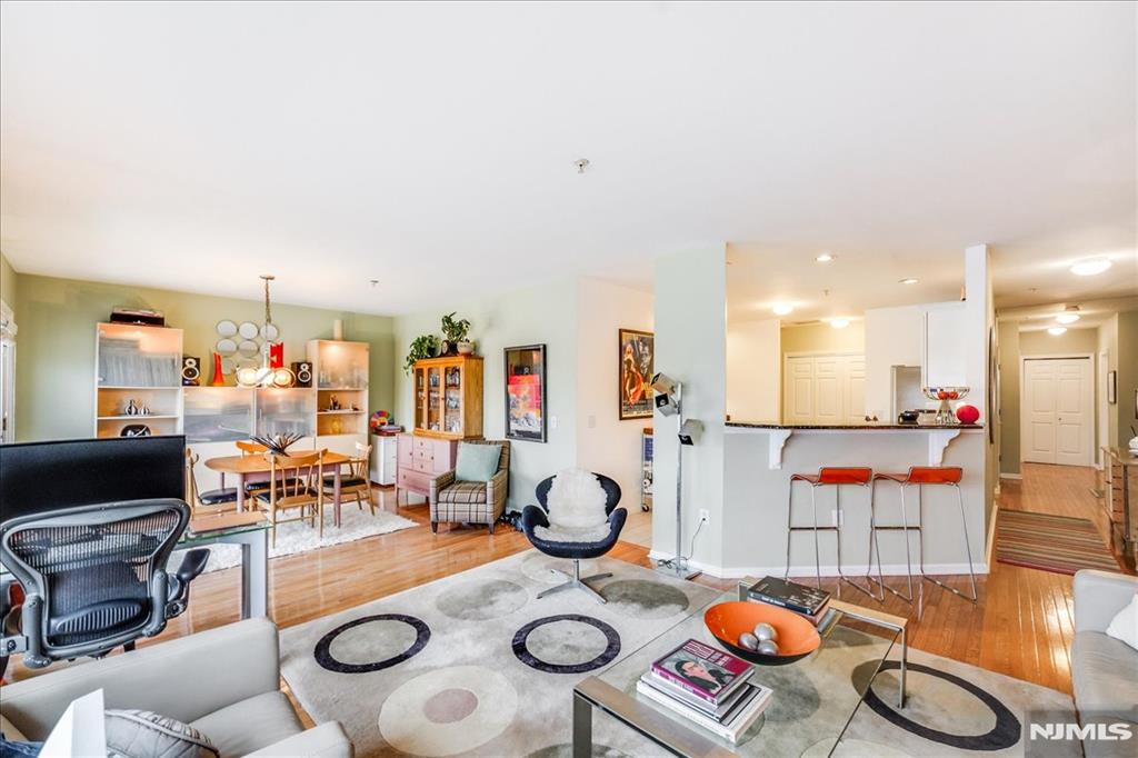 252 The Promenade 252