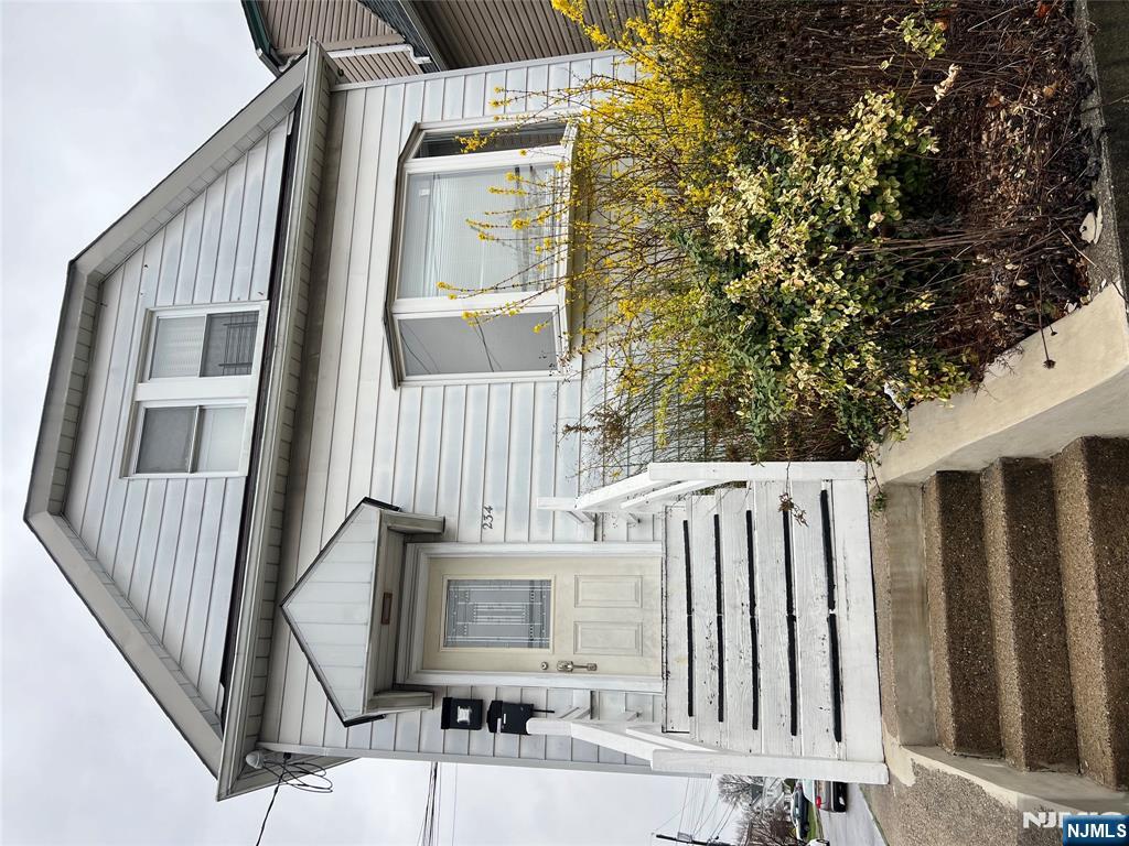 234 Michigan Ave, Paterson, New Jersey - 2 Bedrooms  
1 Bathrooms  
5 Rooms - 