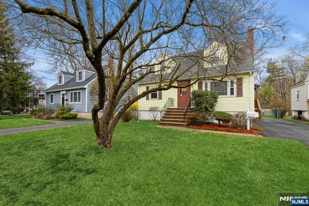 Property for Sale at 195 Linden Avenue, Verona, New Jersey - Bedrooms: 4 
Bathrooms: 2 
Rooms: 6  - $499,000