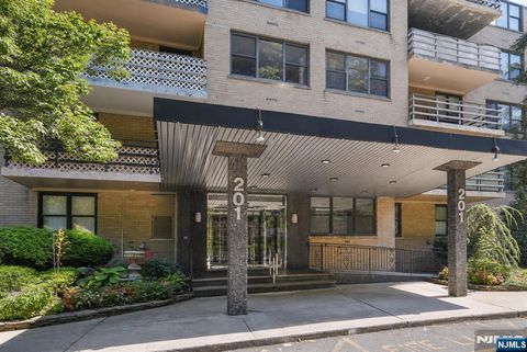 Photo of 201 Saint Pauls Ave #15P, Jersey City, NJ 07306 (MLS # 26015305)