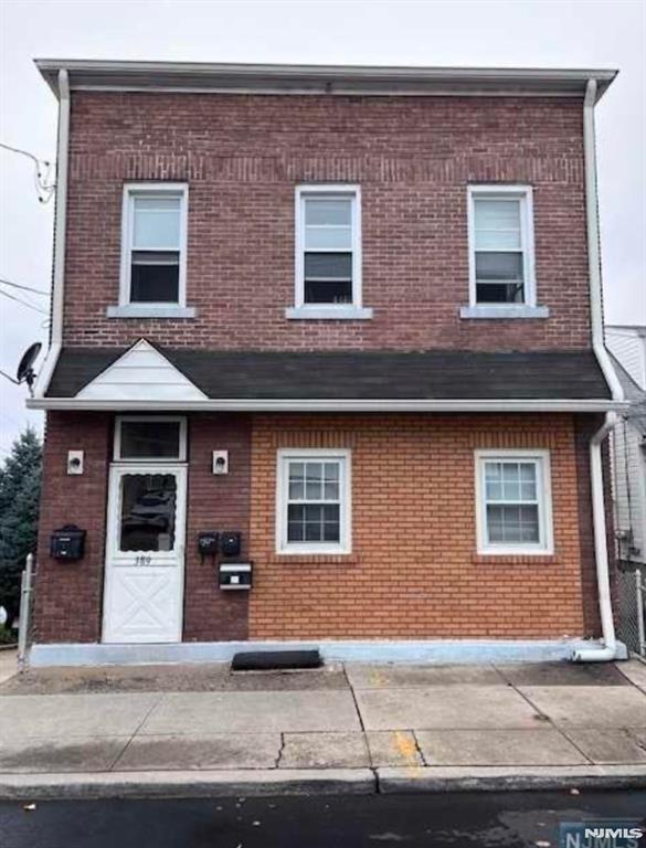 389 Macarthur Ave, Garfield, New Jersey - 3 Bedrooms  
1 Bathrooms  
5 Rooms - 