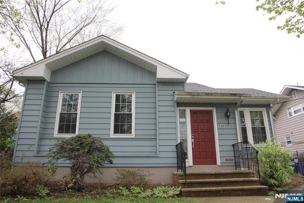 Photo of 586 Hillside Street, Ridgefield, NJ 07657 (MLS # 25032879)