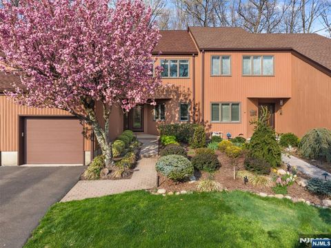 Photo of 19 Indian Field Court, Mahwah, NJ 07430 (MLS # 25022184)