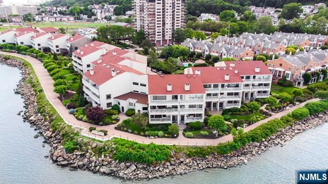 1225 River 6A, Edgewater, New Jersey - 2 Bedrooms  
2 Bathrooms  
7 Rooms - 