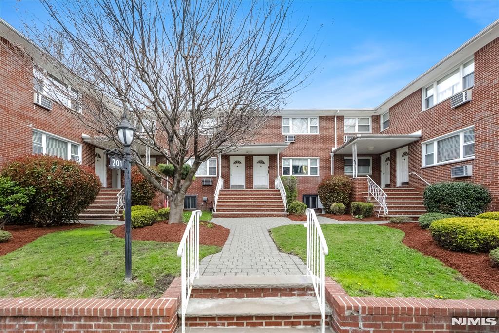 201 Oakdene Place D2, Cliffside Park, New Jersey - 2 Bedrooms  
1 Bathrooms - 