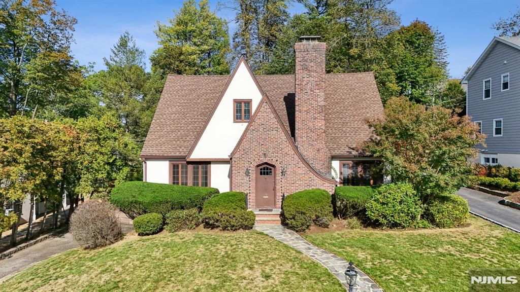 Photo of 10 Randolph Place, Verona, NJ 07044 (MLS # 25037410)
