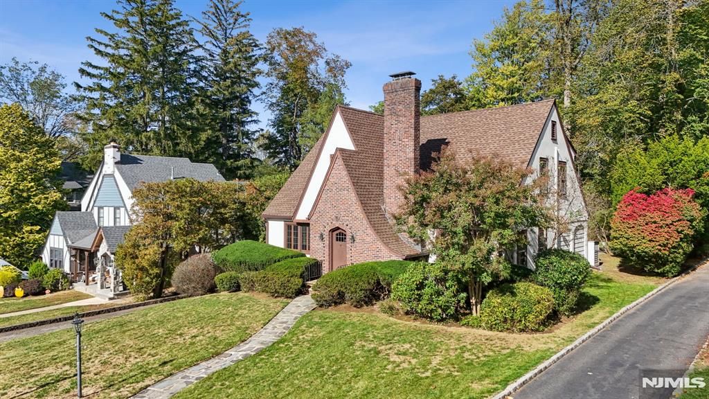 Photo of 10 Randolph Place, Verona, NJ 07044 (MLS # 25037410)