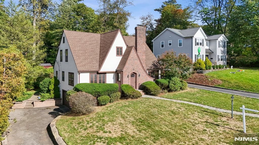 Photo of 10 Randolph Place, Verona, NJ 07044 (MLS # 25037410)