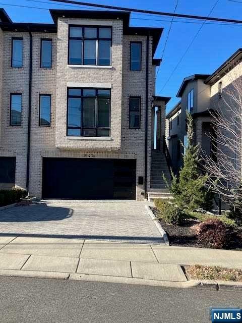 1543 11th St B, Fort Lee, New Jersey - 4 Bedrooms  
4.5 Bathrooms  
9 Rooms - 