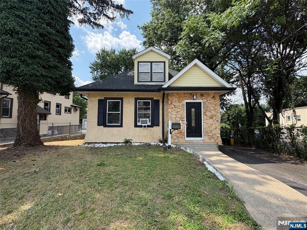 Main image without alt text