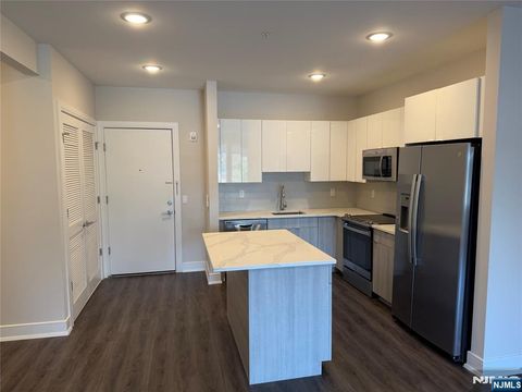 Photo of 470 Main St #402, Fort Lee, NJ 07024 (MLS # 26023871)