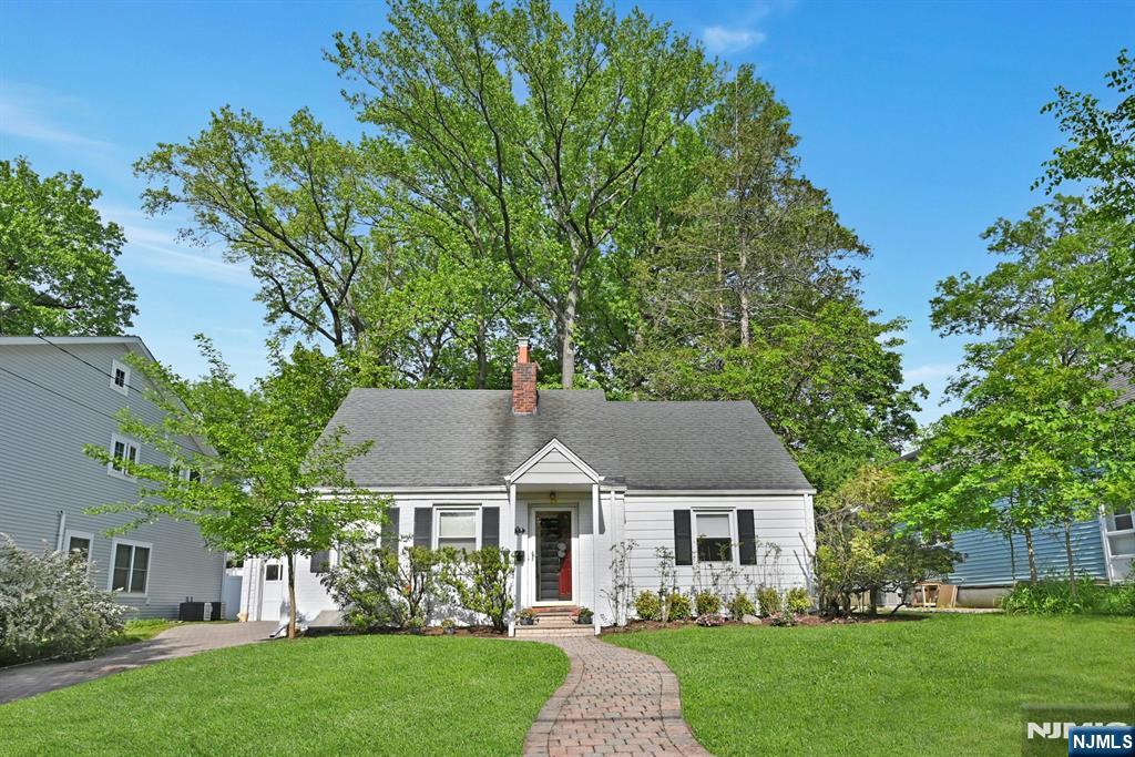 Property for Sale at 112 Wayne Avenue, River Edge, New Jersey - Bedrooms: 4 
Bathrooms: 2 
Rooms: 8  - $679,000