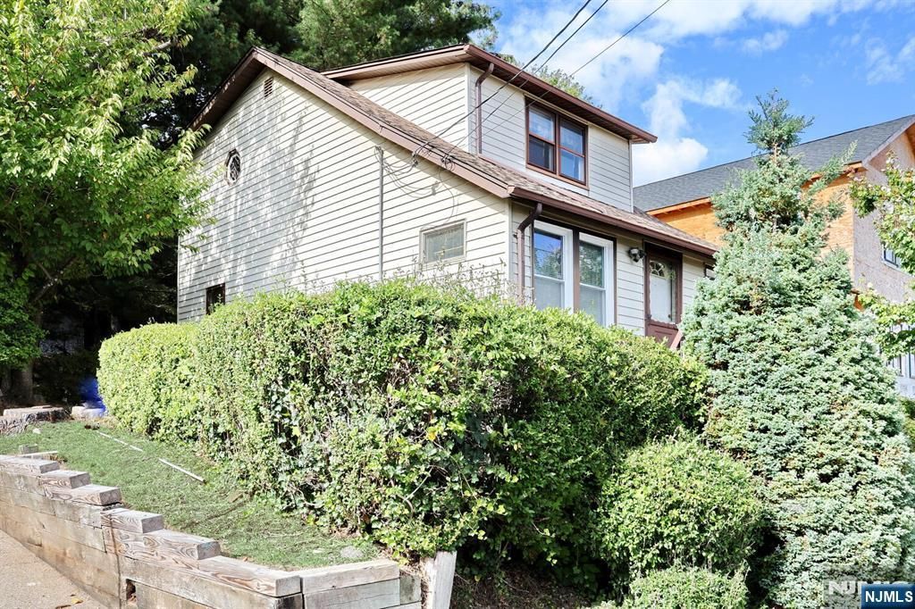 Photo of 51 Mountainside Terrace, Clifton, NJ 07013 (MLS # 25036093)