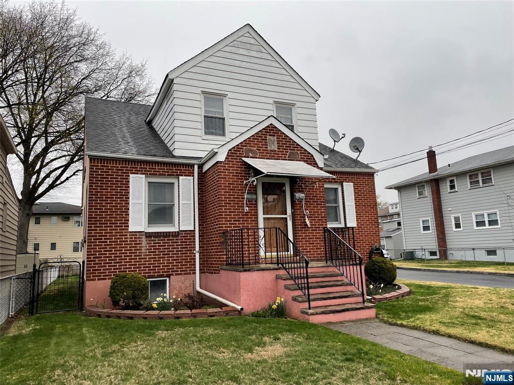 Rental Property at 35 Miller Ave 1, Elmwood Park, New Jersey - Bedrooms: 3 
Bathrooms: 1 
Rooms: 6  - $2,550 MO.