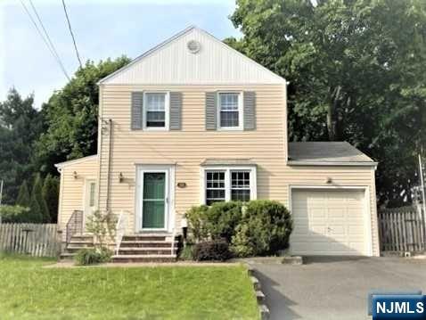 108 Surrey Ln, River Edge, New Jersey - 3 Bedrooms  
2 Bathrooms  
7 Rooms - 