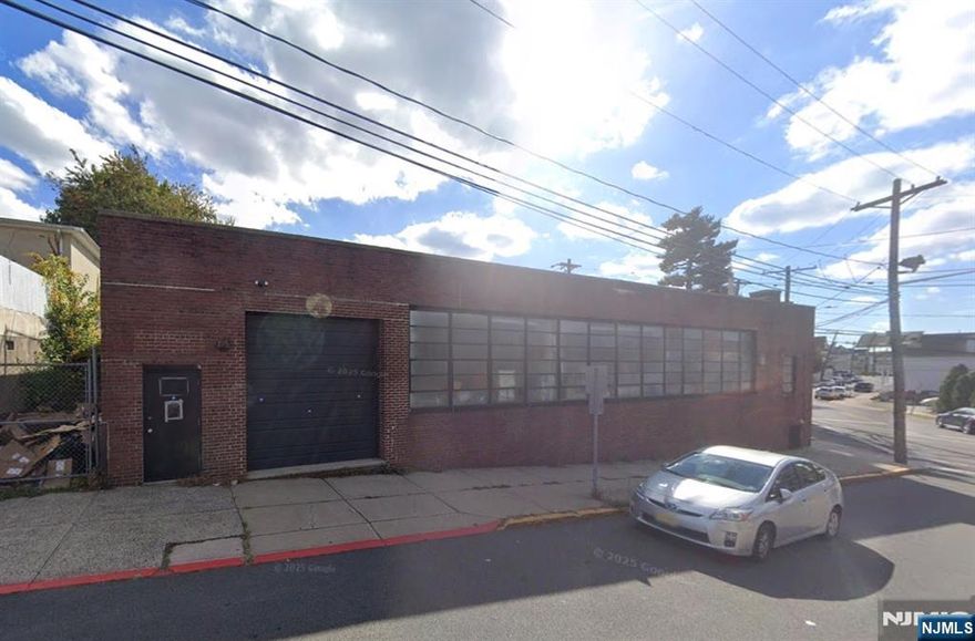 Flex space for lease. Clean and ready to move in. 1 Drive in with 12 ft ceiling height.