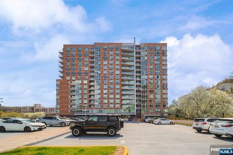 Photo of 918 Hudson Park, Edgewater, NJ 07020 (MLS # 26014511)