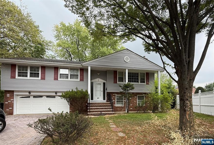 Spacious modern bi level 3 br finished basement with fireplace large backyard 2 car garage cul- de -sac location