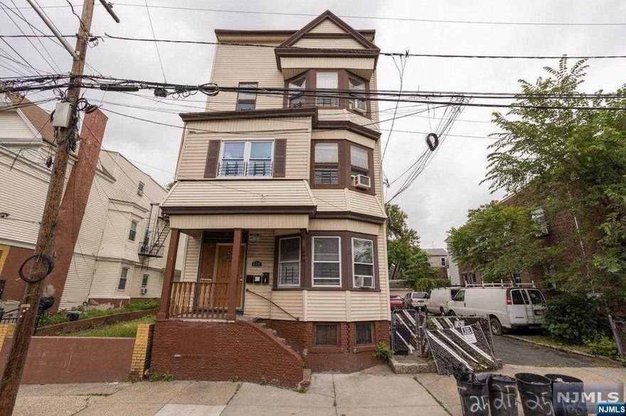 Rare 3/3/3/ , 2/2/2, newly renovated, this will not last!! Come and see it today!