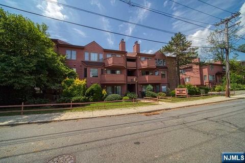 Photo of 214 Washington Ave, Fort Lee, NJ 07024 (MLS # 25038545) Photo of 214 Washington Ave, Fort Lee, NJ 07024 (MLS # 25038545)