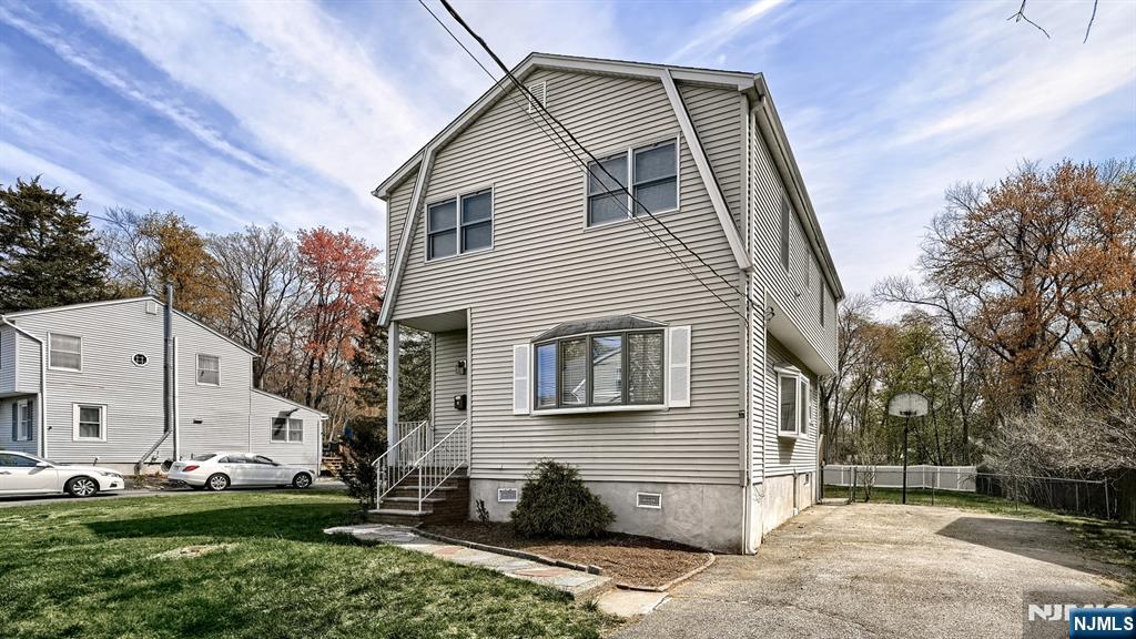 8 Lyman Ave, Pequannock Twp, New Jersey - 4 Bedrooms  
2 Bathrooms  
8 Rooms - 