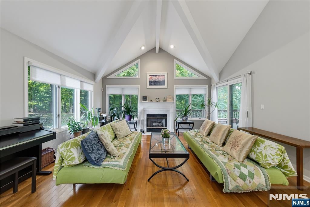 11 Lakeview Drive