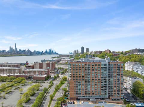 Photo of 310 Hudson Park #310, Edgewater, NJ 07020 (MLS # 26015024)