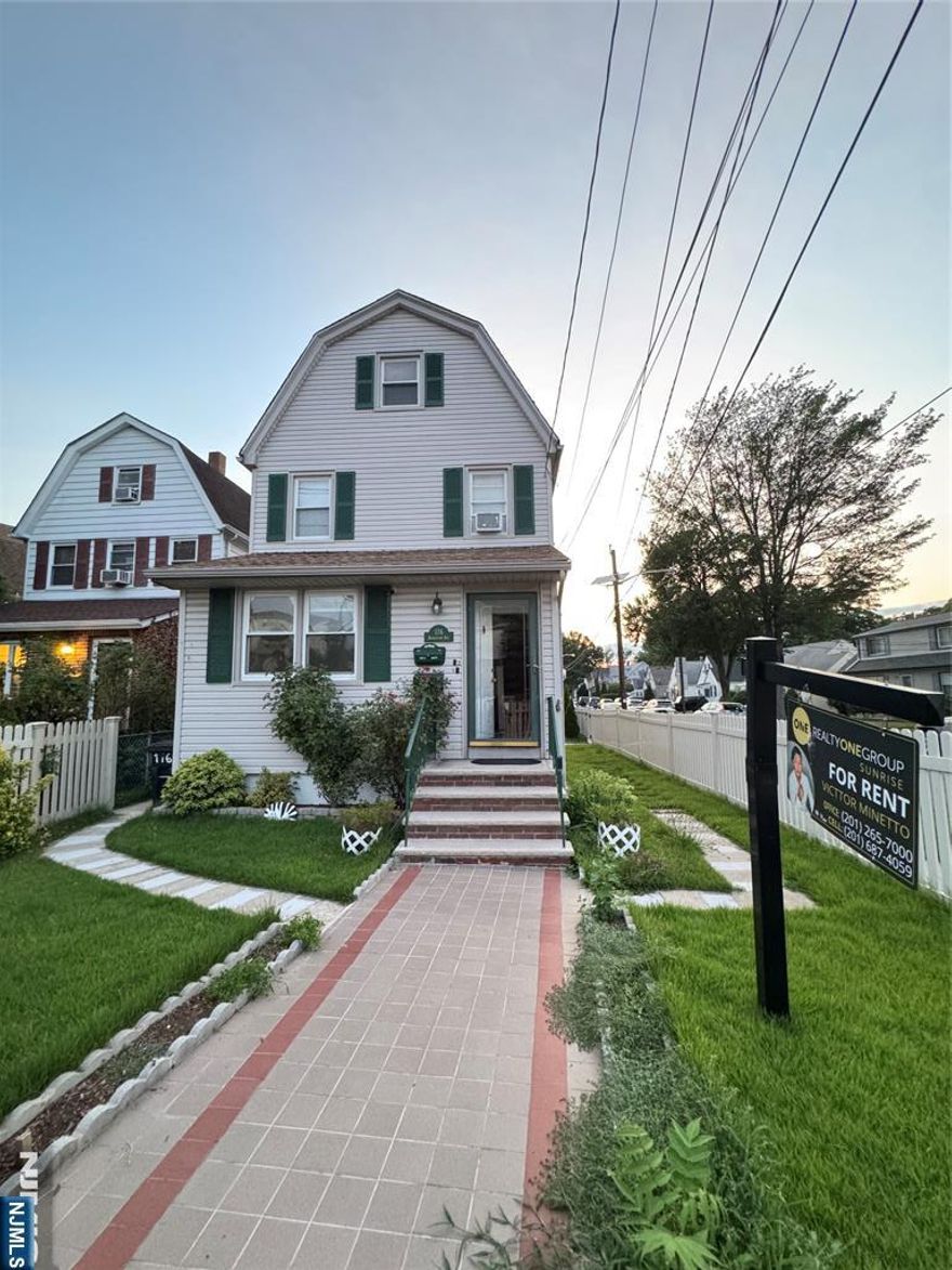 Beautiful 2 Bedroom apartment on the 2nd floor with a cozy living room, 1 full bathroom, brand new washer and dryer and one bedroom. On the 3rd floor your will find an extra recreation area and the 2nd bedroom. Also there is plenty of closet space through out the apartment.