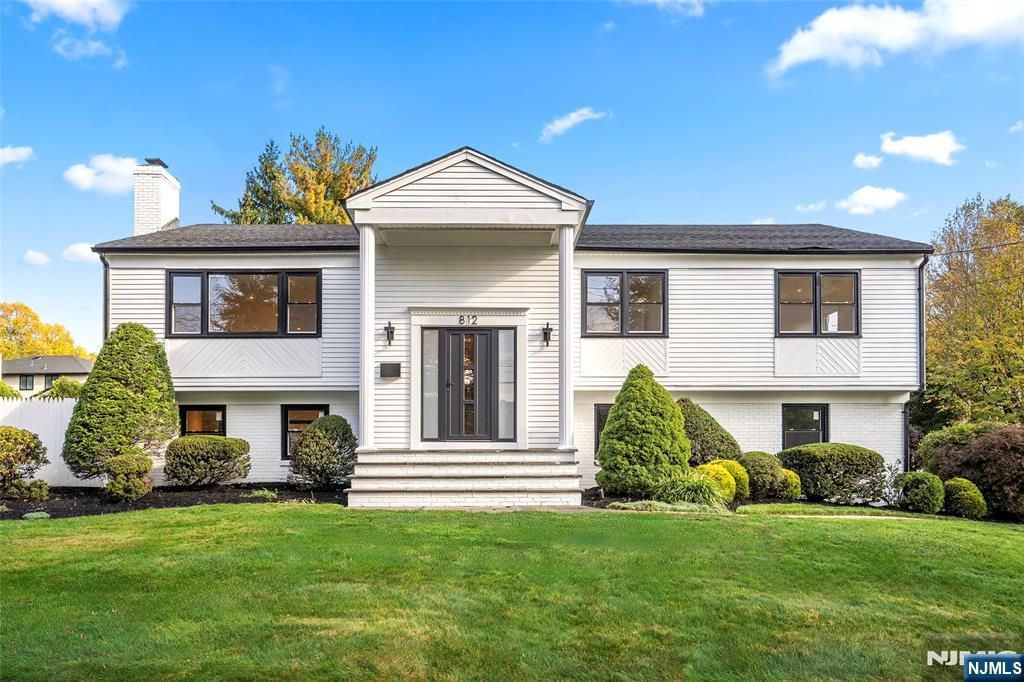 Photo of 812 Ridgewood Avenue, Oradell, NJ 07649 (MLS # 25038009)