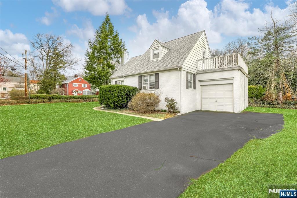 Property for Sale at 17 Ramsey Terrace, Fair Lawn, New Jersey - Bedrooms: 4 
Bathrooms: 2 
Rooms: 6  - $599,800