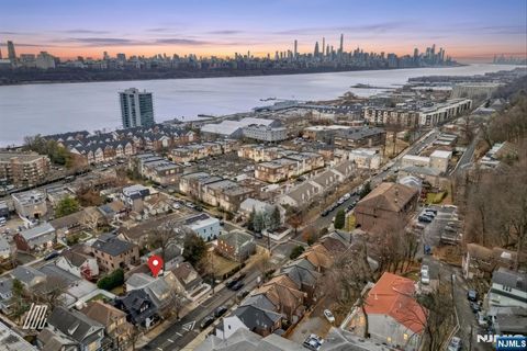 Photo of 331 Undercliff Avenue, Edgewater, NJ 07020 (MLS # 26001561)