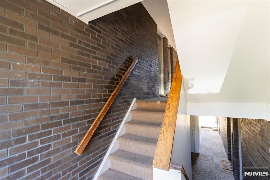 365 River Road E