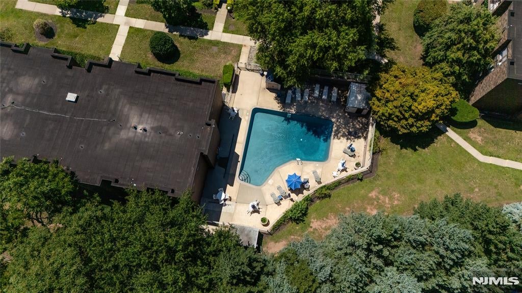 365 River Road E