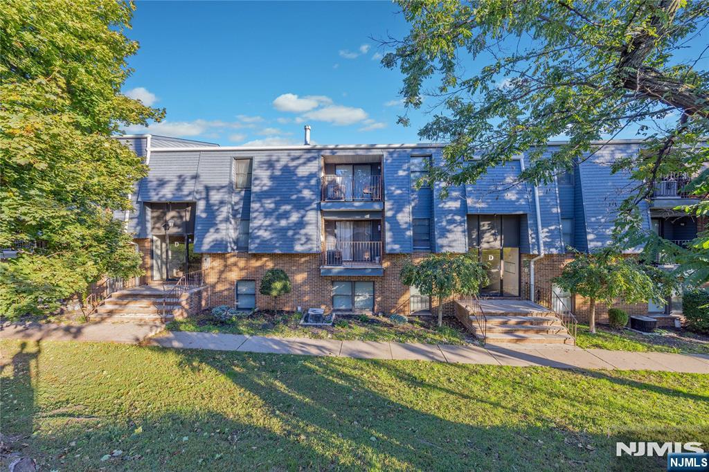700 Schuyler D24