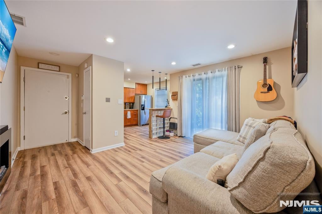 700 Schuyler D24