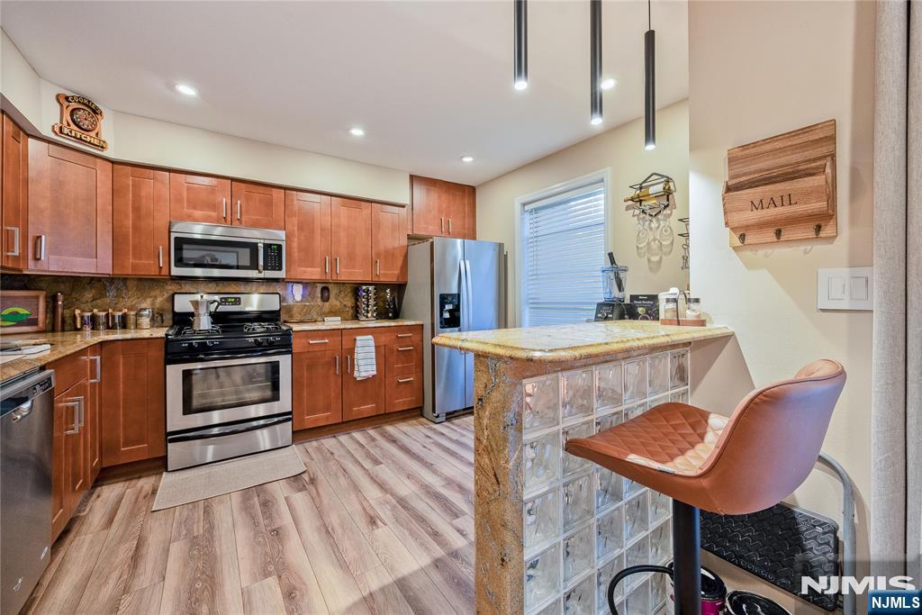 700 Schuyler D24
