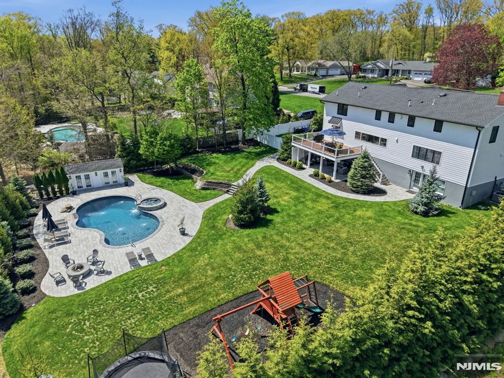 Photo of 101 Tam O Shanter Drive, Mahwah, NJ 07430 (MLS # 26016010)