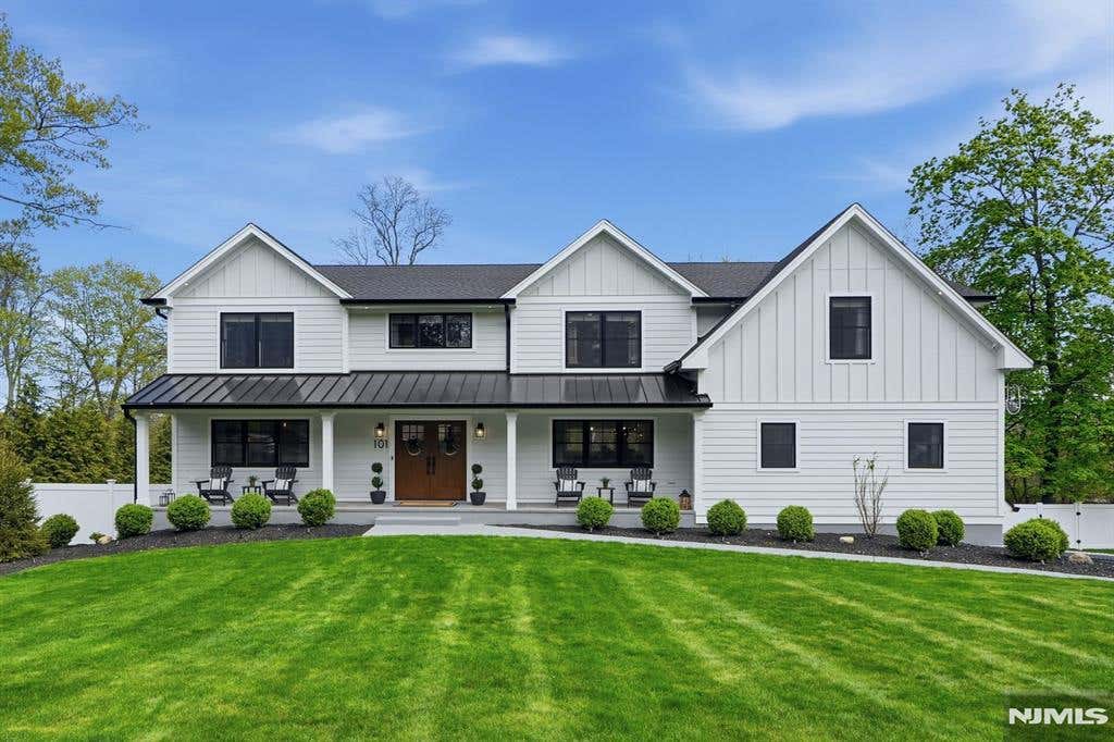 Photo of 101 Tam O Shanter Drive, Mahwah, NJ 07430 (MLS # 26016010)
